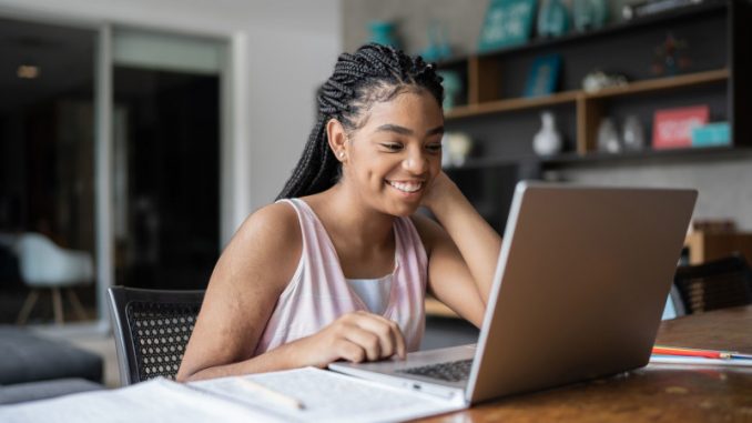 acces-internet-tiers-population-mondiale-deconnectee Une jeune fille en train de profiter d’un accès Internet illimité sur son ordinateur portable.