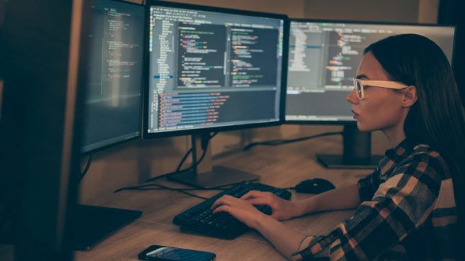 code-informatique-francais-avide-formation Une jeune développeuse web ayant maitrisé les bases du code informatique, il y a belle lurette.