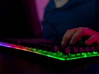 Un jeune garçon en train de taper sur son clavier, un de ces innombrables jeunes sur YouTube à regarder des contenus sur les jeux vidéo.