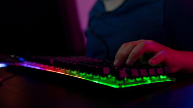jeunes-su-youtube-usages-comprehension-gaming Un jeune garçon en train de taper sur son clavier, un de ces innombrables jeunes sur YouTube à regarder des contenus sur les jeux vidéo.