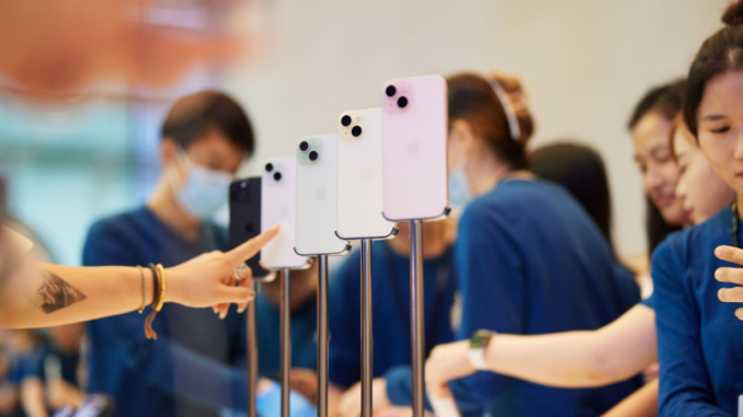 Une boutique à Shanghai Asie présentant la gamme d’iPhone15, des modèles ayant gonflé les ventes smartphones Apple.