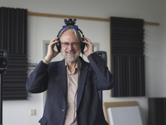 Karlheinz Brandenburg, le créateur du MP3, en plein essai de son nouveau casque VR.