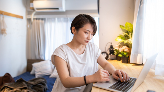 prime-video-japon-leader-netflix-streaming-local Une Japonaise en train de comparer sur PC les offres Netflix et Prime Video au Japon.