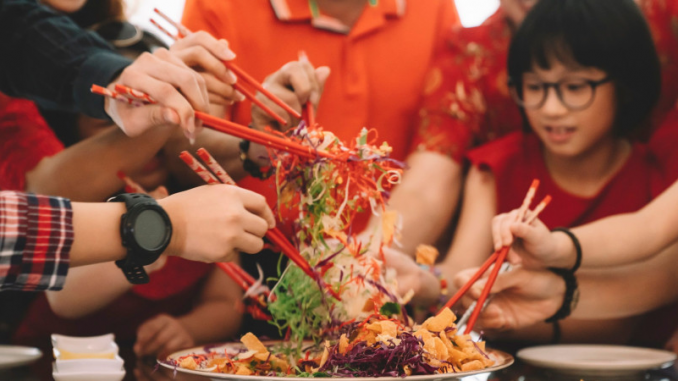 nouvel-an-lunaire-jeu-ia-reunion-familiale-questions Une famille chinoise en train de déguster le diner du Nouvel An Lunaire.