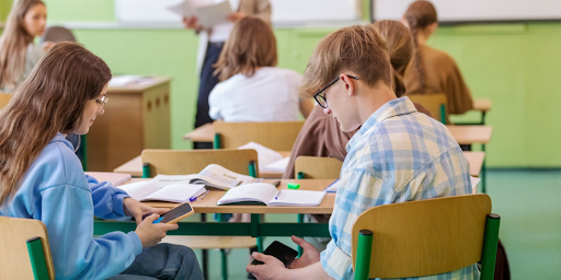 interdiction smartphones ecole Des élèves en cours en train d’utiliser leur smartphone