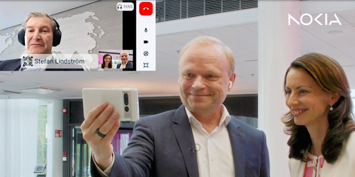 Son spatial 3D Le PDG de Nokia en train de réaliser le premier appel en son spatial 3D