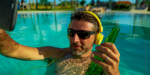 décrocher des écrans Un homme se prenant en selfie dans la piscine