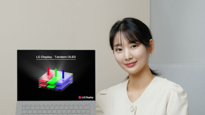 ecran-tandem-oled-lg-display-ordinateurs Une femme présentant un prototype d’ordinateur intégrant l’écran Tandem OLED de LG Display.