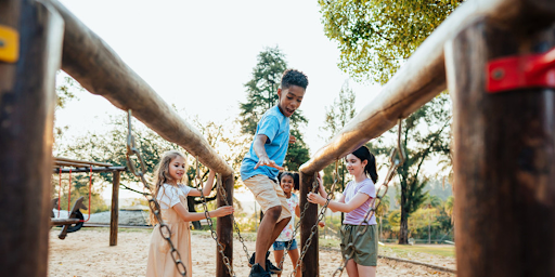 réappropriation ville Des enfants en train de jouer dans un parc de jeu