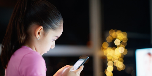 addiction TikTok Un enfant en train d’utiliser un smartphone