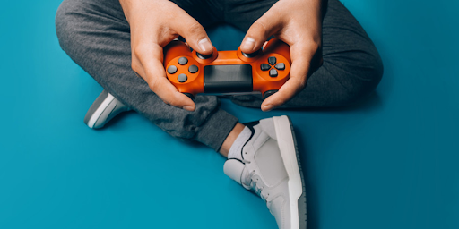 disparition jeux vidéo Un joueur tenant une manette dans sa main