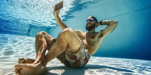 gadgets Un homme se prenant en photo dans l'eau
