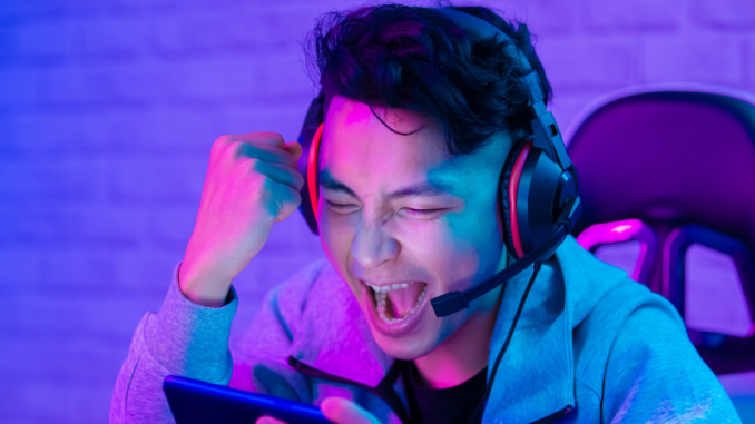 passe-temps-ado-jouer-jeux-video-recherche-emploi Un jeune homme content de jouer aux jeux vidéo