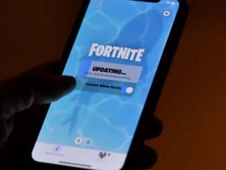 Le jeu « Fortnite » sur smartphone téléchargé depuis la boutique d’applications mobiles « Epic Games ».
