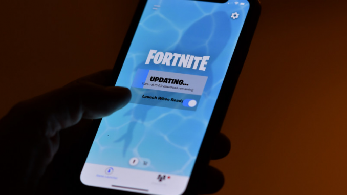 boutique-applications-mobiles-epic-games-android-iphone Le jeu « Fortnite » sur smartphone téléchargé depuis la boutique d’applications mobiles « Epic Games ».