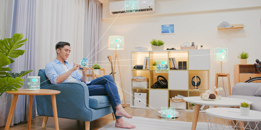 bluetooth Un homme gérant sa maison via Bluetooth