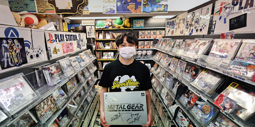 collectionneurs jeux vidéo anciens Un collectionneur de jeux vidéo anciens fait un achat dans une boutique
