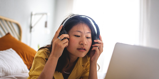 écouter des podcasts Une jeune fille sur le point d'écouter des podcasts