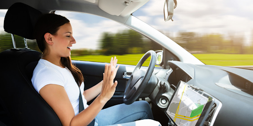 écrans au volant Une femme ayant un écran au volant
