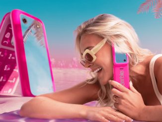 Une image publicitaire présentant le téléphone à clapet « HMD Barbie Phone ».