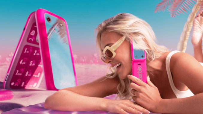 hmd-barbie-phone-temps-ecran-telephone-clapet-dumbphone Une image publicitaire présentant le téléphone à clapet « HMD Barbie Phone ».
