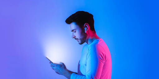OnePlus 13 Un homme en train d’utiliser son smartphone
