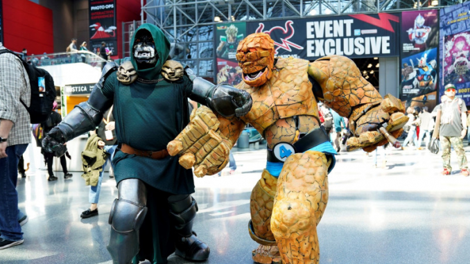 new-york-comic-con-2024-panels-diffusion-direct Des cosplayeurs visitant le New York Comic Con 2024.