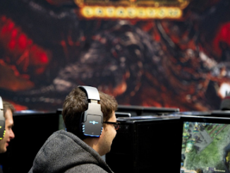 Des joueurs de World of Warcraft explorent un univers heroic-fantasy riche, entre montagnes et créatures magiques.