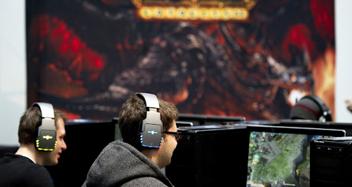 World of Warcraft Des joueurs de World of Warcraft explorent un univers heroic-fantasy riche, entre montagnes et créatures magiques.