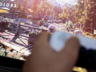 Un gamer avec sa manette, en train de jouer au jeu « Life is Strange » dans la version « True Colors ».