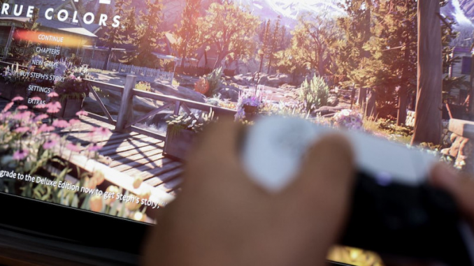 life-is-strange-double-exposure-personnages-inclusivite Un gamer avec sa manette, en train de jouer au jeu « Life is Strange » dans la version « True Colors ».