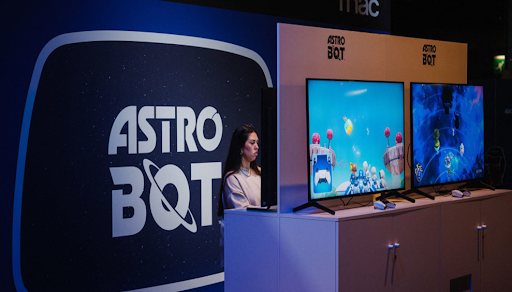 Astro Bot Un joueur interagit avec Astro Bot, plusieurs écrans montrent des scènes du jeu.