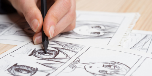 piratage de mangas Une personne en train de dessiner des personnages de mangas avec un crayon