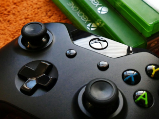 Manette de jeu noire.