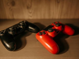 Manette de jeu vidéo.