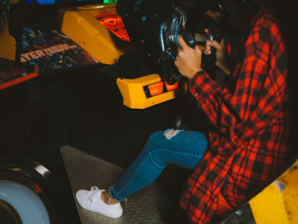 Une femme jouant à un jeu simulateur.