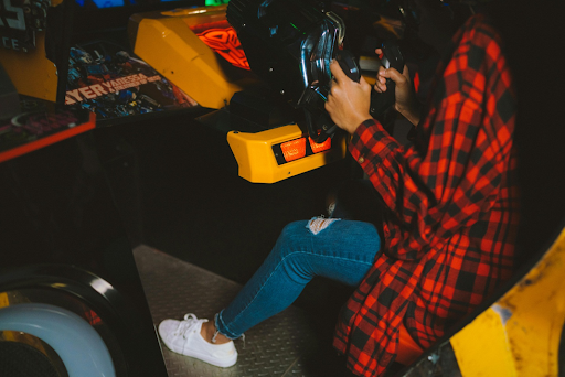Une femme jouant à un jeu simulateur. Une femme jouant à un jeu simulateur.