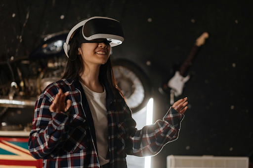 Une fille regardant une réalité virtuelle. Une fille regardant une réalité virtuelle.
