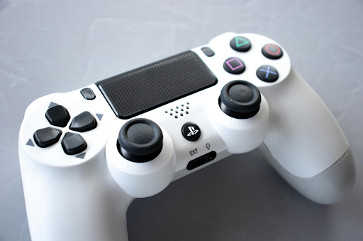 Manette de jeu blanche.