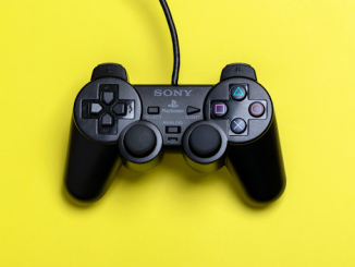 Manette de jeu vidéo.