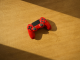 Manette de jeux rouge.
