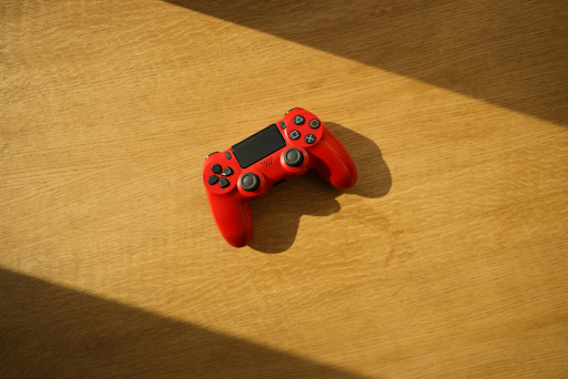 Manette de jeux rouge. Manette de jeux rouge.