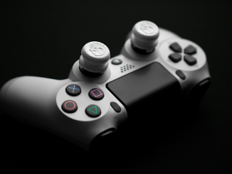 Manette de jeux vidéo.