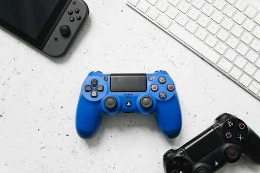 Nitendo et manette de jeu. Nitendo et manette de jeu.