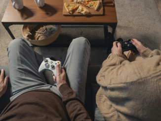 Un couple jouant au jeu vidéo.