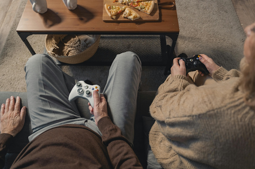 Un couple jouant au jeu vidéo. Un couple jouant au jeu vidéo.