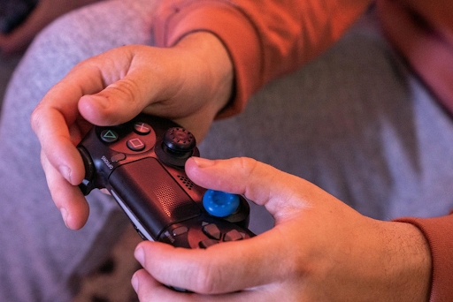 Une main tenant une manette de jeu. Une main tenant une manette de jeu.