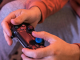 Une main tenant une manette de jeu
