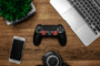 Console de jeu noire sur une surface en bois.