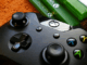 Manette Xbox One à côté de trois étuis Xbox One.